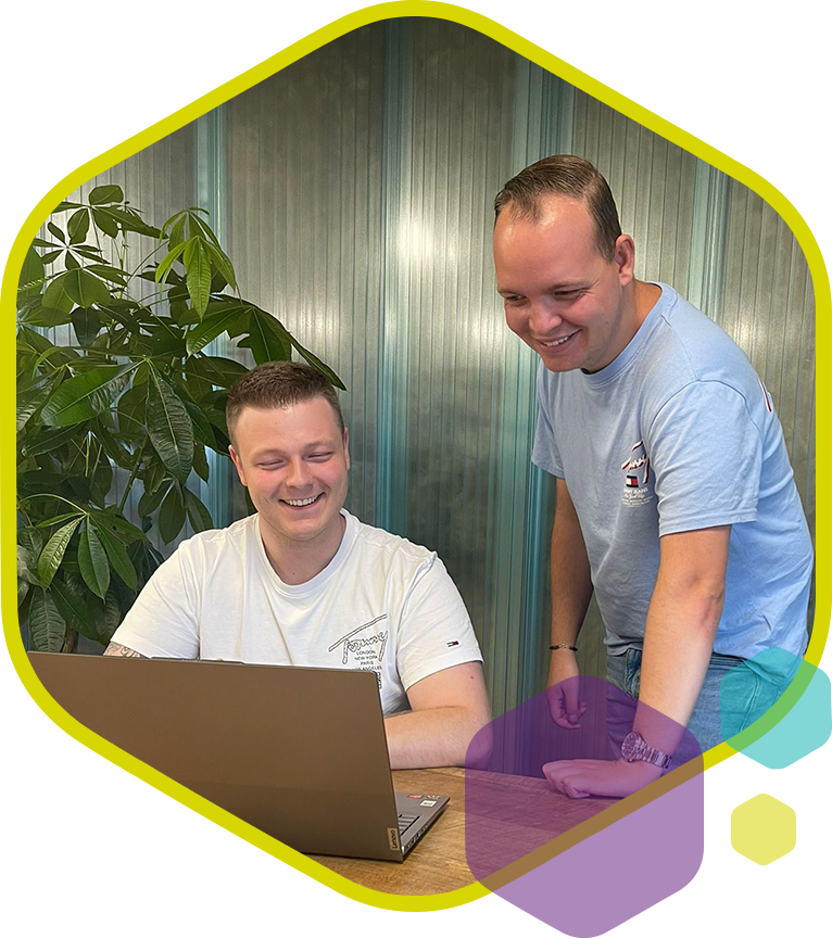 Team van PromoCat helpt klanten met het opzetten van hun webshop voor promotionele producten